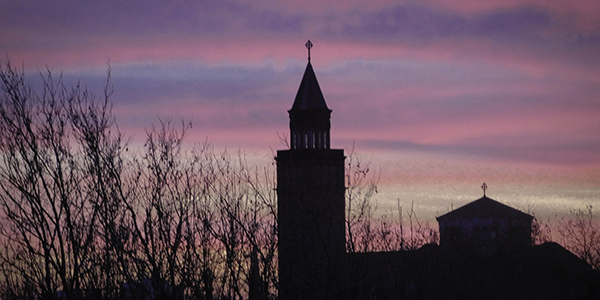 Foto de una iglesia al atardecer, hecha por Agostina Rannelucci