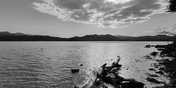 Foto en blanco y negro de un atardecer en un lago, hecha por Horacio Peña