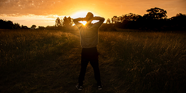 Foto de una persona en contraluz al atardecer, hecha por Matias Bruno