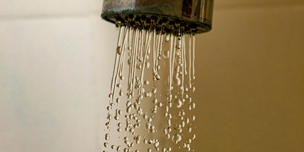 Foto de agua cayendo desde una ducha, hecha por Nicolas Sosa