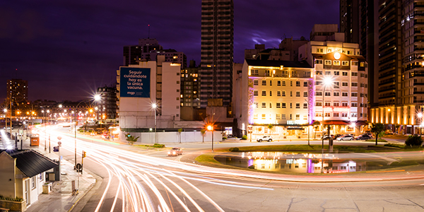 Foto del puente Illia de noche, hecha por Roberto Fernandez