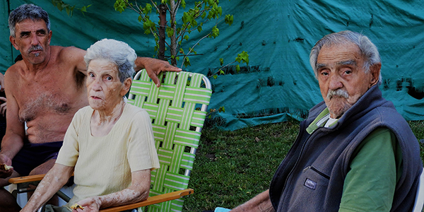 Foto de varias personas en un patio, hecha por Roberto Gomez