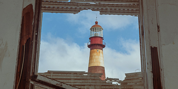 Fotografia del faro de Mar del Plata, visto desde una ventana del espacio -el faro de la memoria-