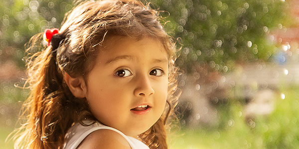 Fotografia de una niña mirando a la camara