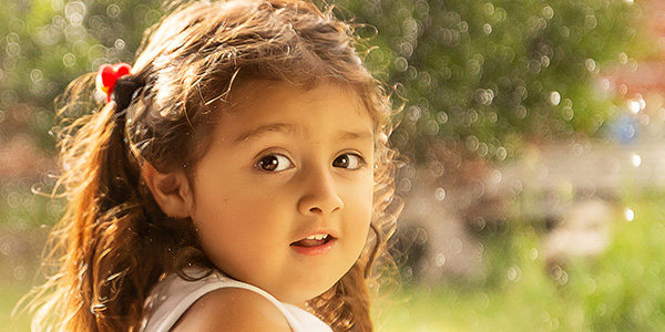Fotografia de una niña mirando a la camara